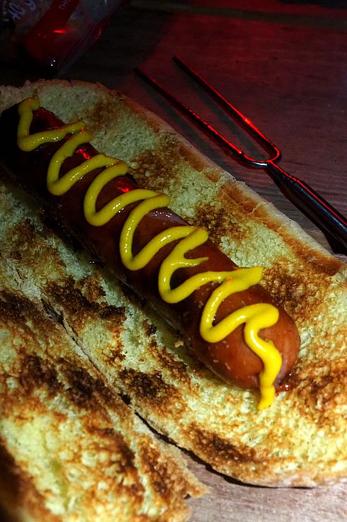 Hot-dog à la moutarde sur pain grillé avec fourchette à Jasper.