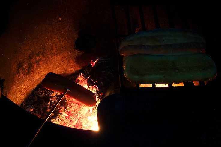 Préparation de hot-dogs sur un feu de camp au parc national Jasper.