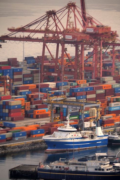 Grues de levage et conteneurs au port de Vancouver avec le navire Sunderdey.