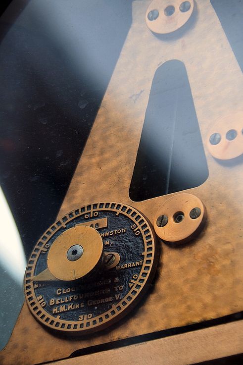 Details of the mechanism of the steam clock in the Gastown neighborhood of Vancouver.