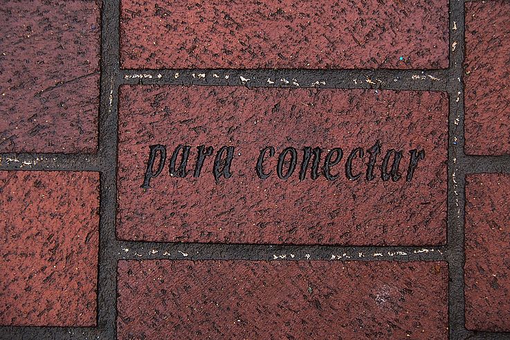 Inscription "para conectar" on a paving stone in the Gastown neighborhood, Vancouver.