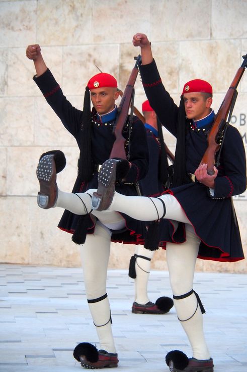 Evzones de la tombe du soldat inconnu à Athènes