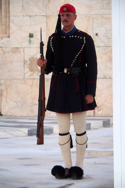 Evzones de la tombe du soldat inconnu à Athènes