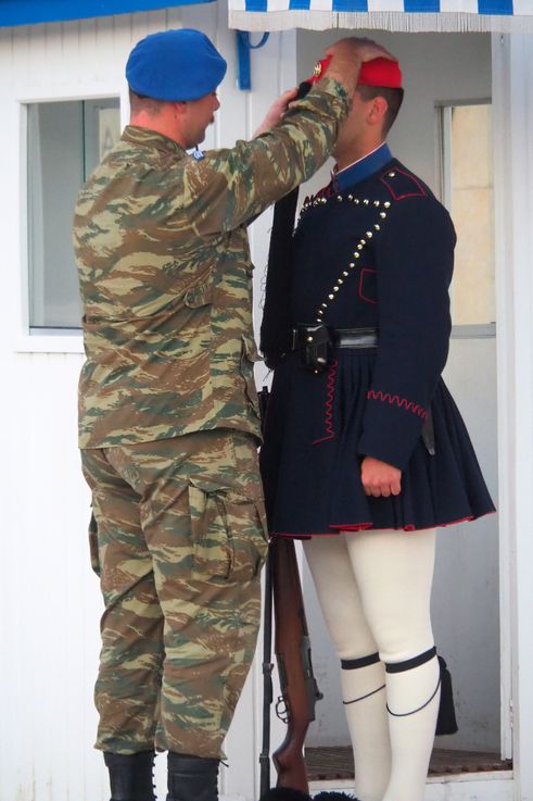 Evzones de la tombe du soldat inconnu à Athènes