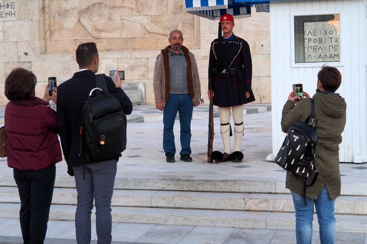 Evzones de la tombe du soldat inconnu à Athènes