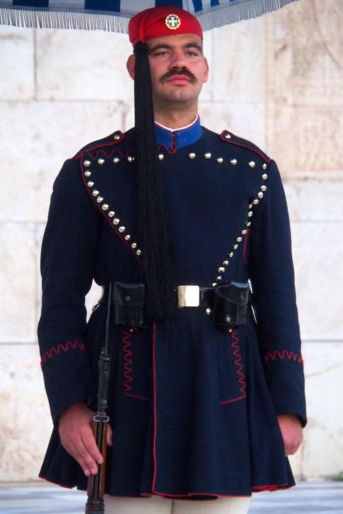 Evzones de la tombe du soldat inconnu à Athènes