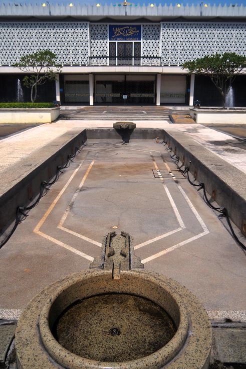 Fontaine asséchée de la Masjid Negara à Kuala Lumpur.
Altitude : 34 mètres