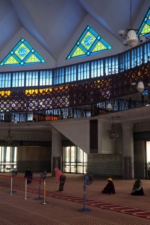 Intérieur de la Mosquée Nationale (Masjid Negara) de Kuala Lumpur.
Altitude : 49 mètres