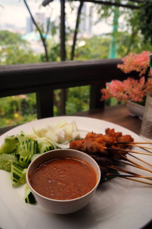 Plat de satay au restaurant du Parc aux Oiseaux de Kuala Lumpur.
Altitude : 82 mètres