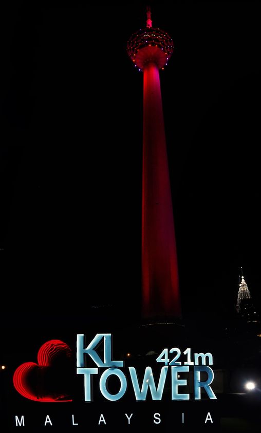 Menara Kuala Lumpur et son panneau « KL Tower 421m », avec une tour Petronas en arrière-plan, de nuit.
Altitude : 49 mètres