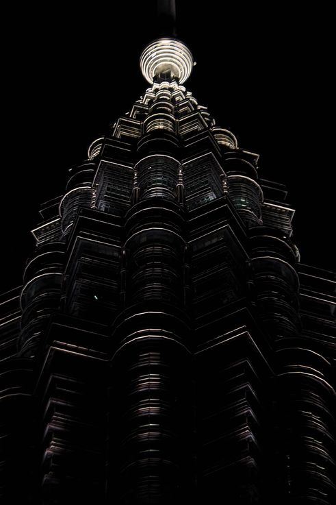 Architecture nocturne des tours Petronas, Kuala Lumpur City Centre.
Altitude : 36 mètres