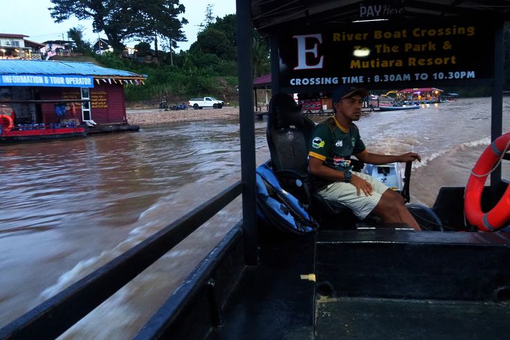 Batelier de la traversée de la rivière Tembeling à Kuala Tahan, vers Taman Negara.
Altitude : 56 mètres