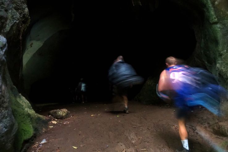 Trekkers à l'entrée d'une grotte du sentier de Kumbang, parc national de Taman Negara.
Altitude : 108 mètres
