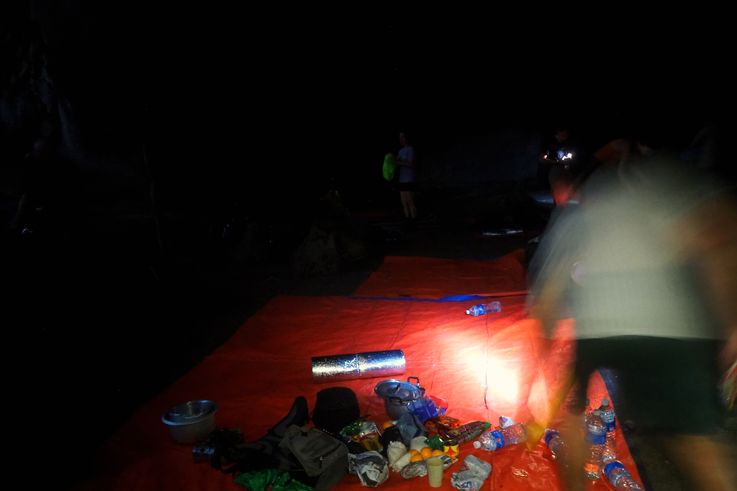 Pique-nique en grotte, étape de trekking au parc national de Taman Negara.