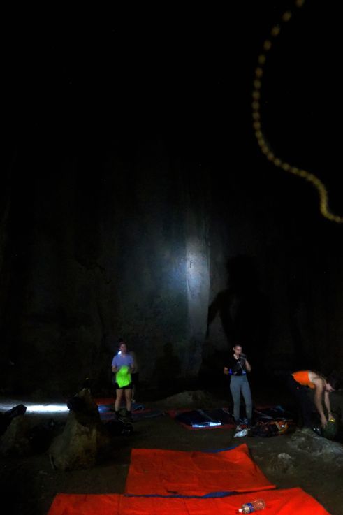 Spéléologues dans la grotte de Kumbang, Taman Negara National Park.