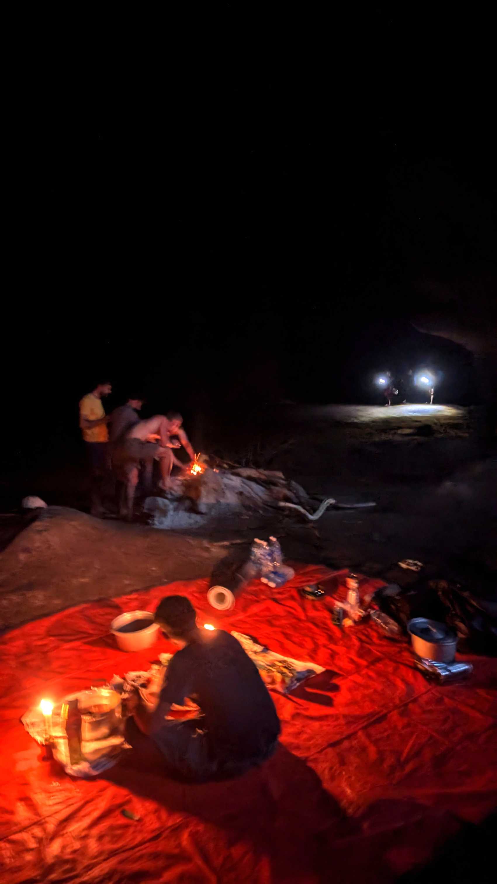Feu de camp à Gua Kepayang dans le parc national de Taman Negara.
Altitude : 100 mètres