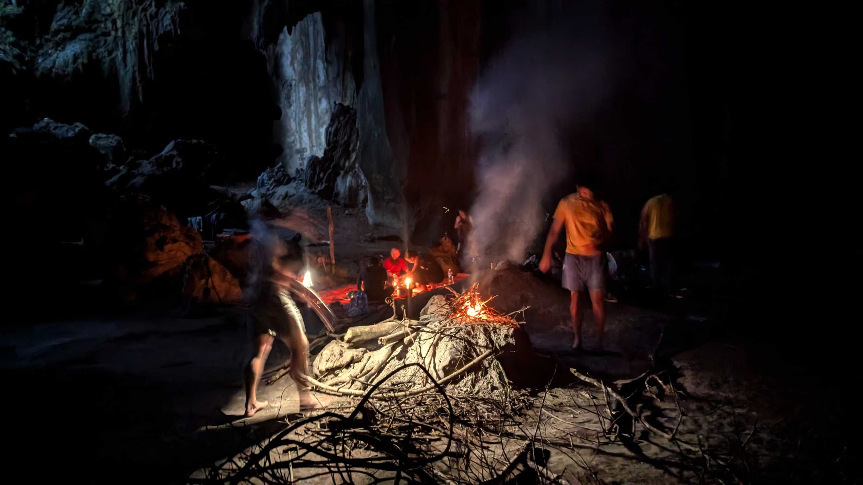 Feu de camp dans la grotte de Kumbang, parc national de Taman Negara, lors d'un trek.
Altitude : 100 mètres