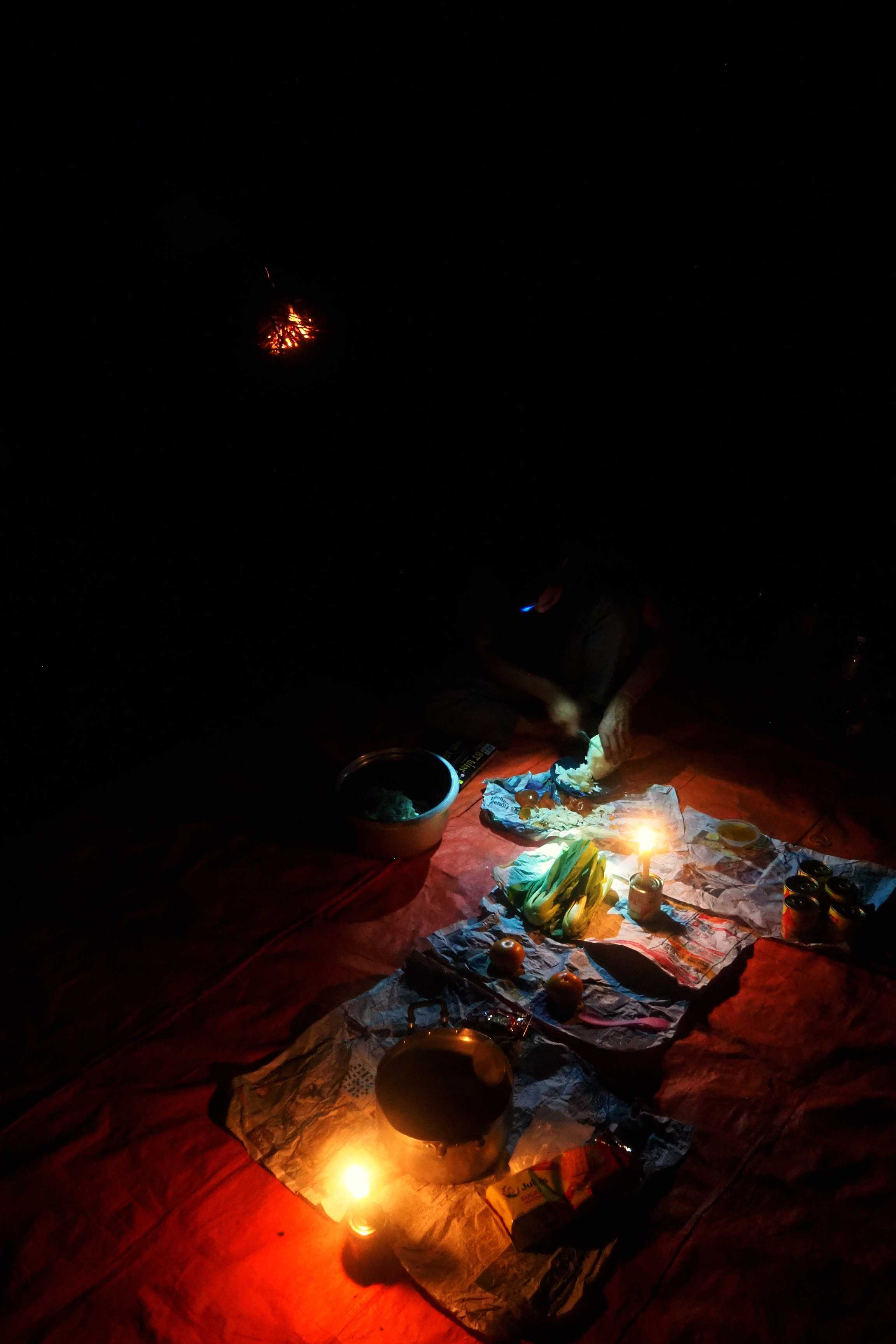 Préparation d'un repas de trekking dans une grotte du parc national de Taman Negara.