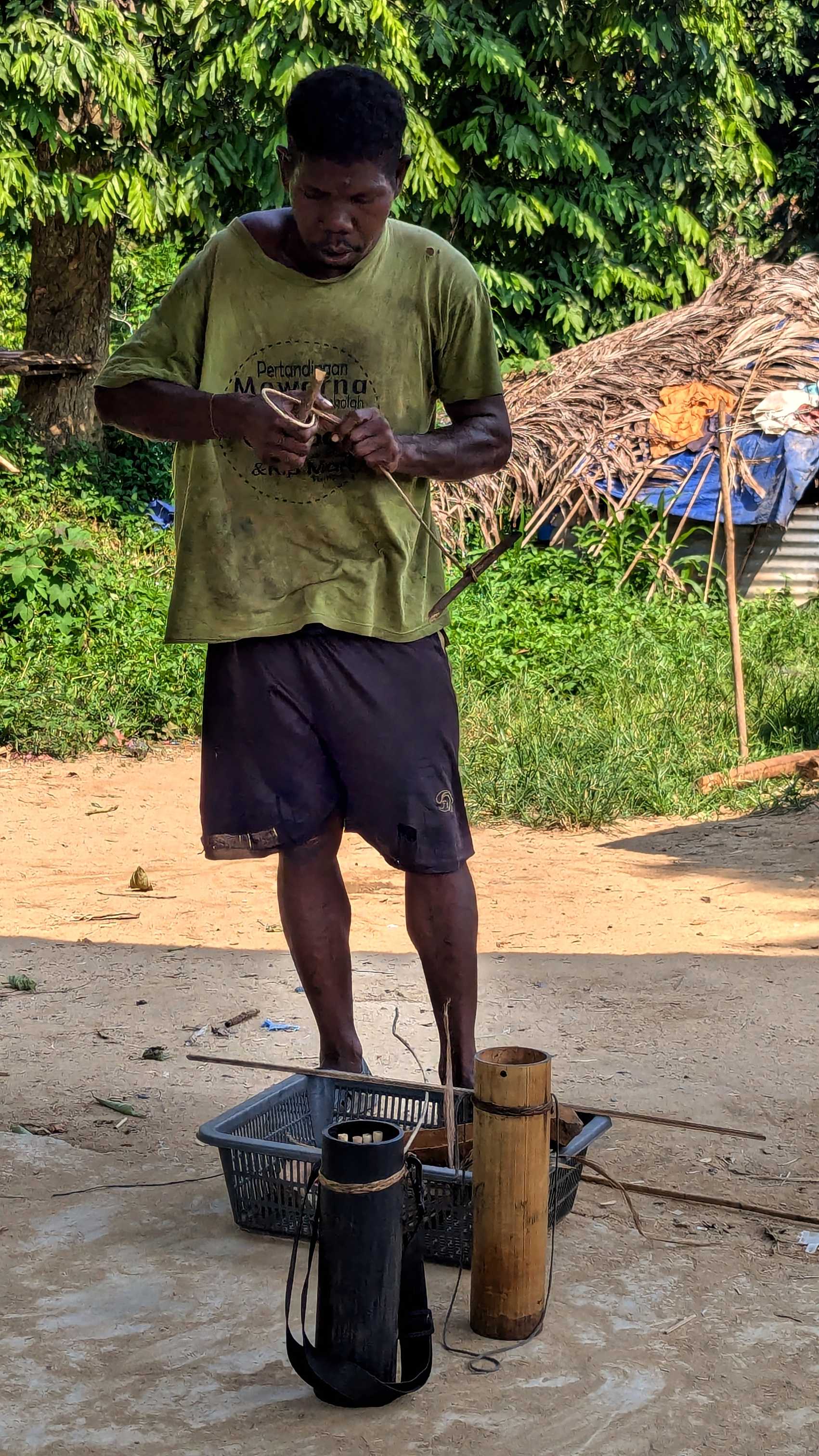 Fabrication de sarbacane par un Orang Asli du village de Kampung Dedari, Taman Negara.
Altitude : 98 mètres