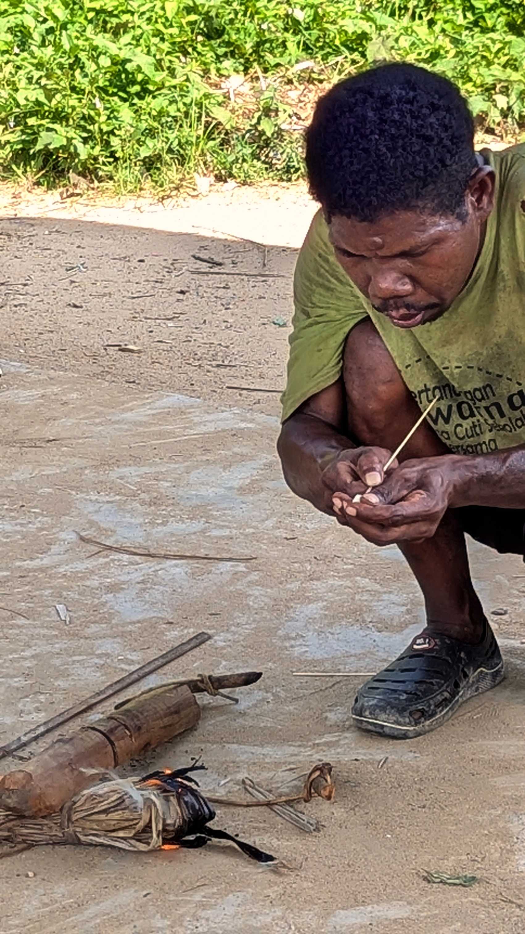 Préparation de matériaux traditionnels par un membre Orang Asli du village de Kampung Dedari, Taman Negara.
Altitude : 90 mètres