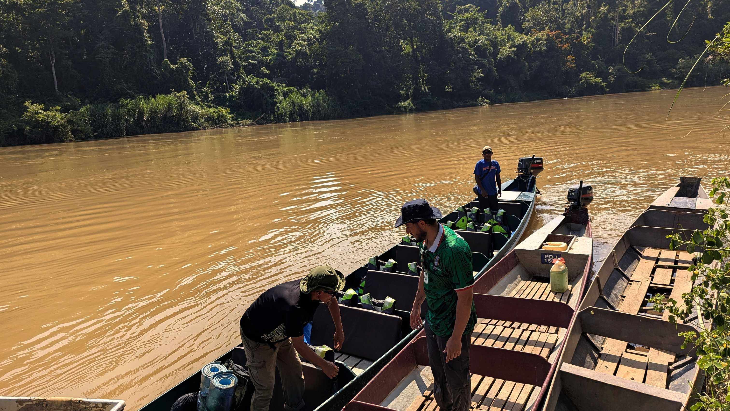 Bateaux sur la rivière vers le village Orang Asli de Kampung Dedari, Taman Negara.
Altitude : 82 mètres