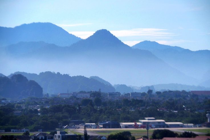 Aéroport Sultan Azlan Shah d'Ipoh et montagnes environnantes.
Altitude : 70 mètres