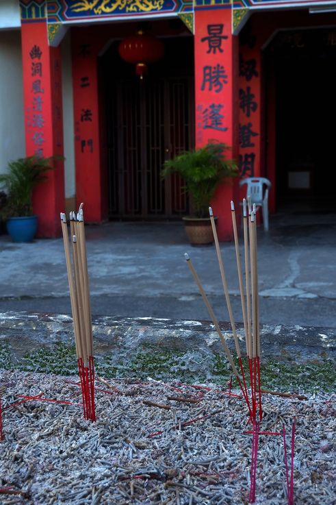Bâtons d'encens au temple troglodyte de Taman Loke Lim, Ipoh, Perak.