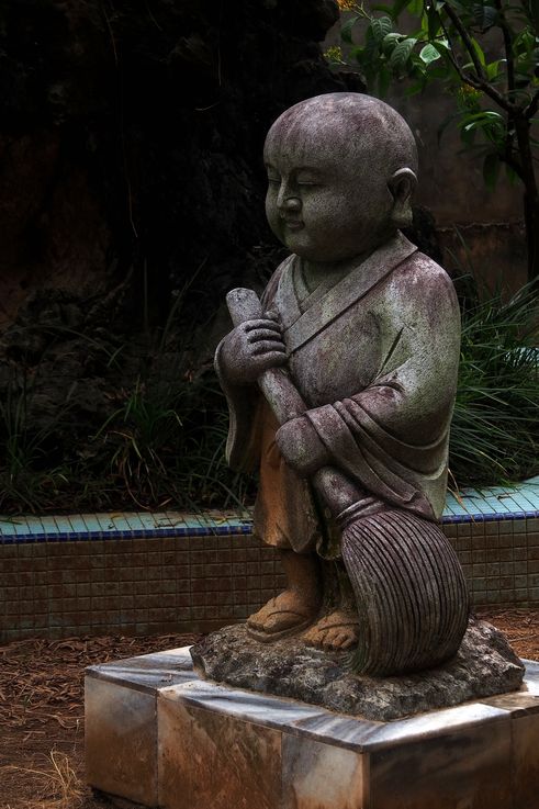 Statue d'un jeune moine balayeur au temple Sam Poh Tong, Ipoh.
Altitude : 34 mètres