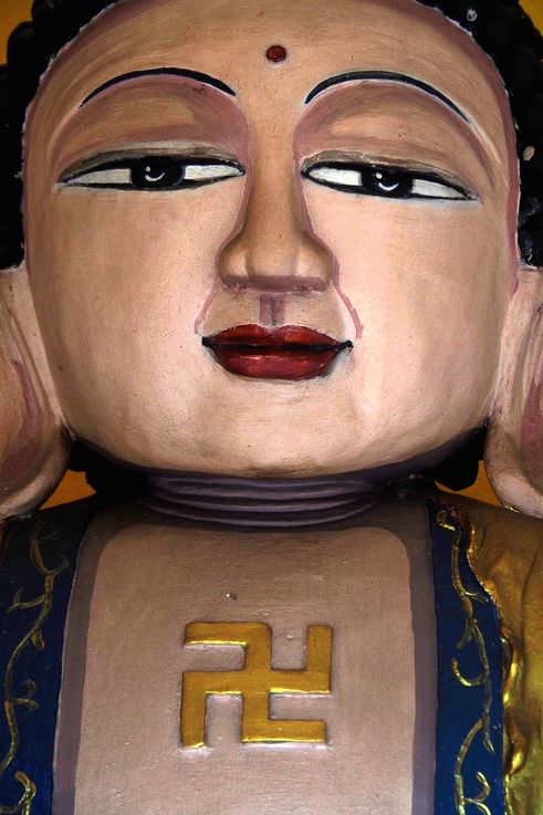 Statue de Bouddha avec un svastika sur la poitrine au Lingsen Temple à Ipoh.
Altitude : 49 mètres