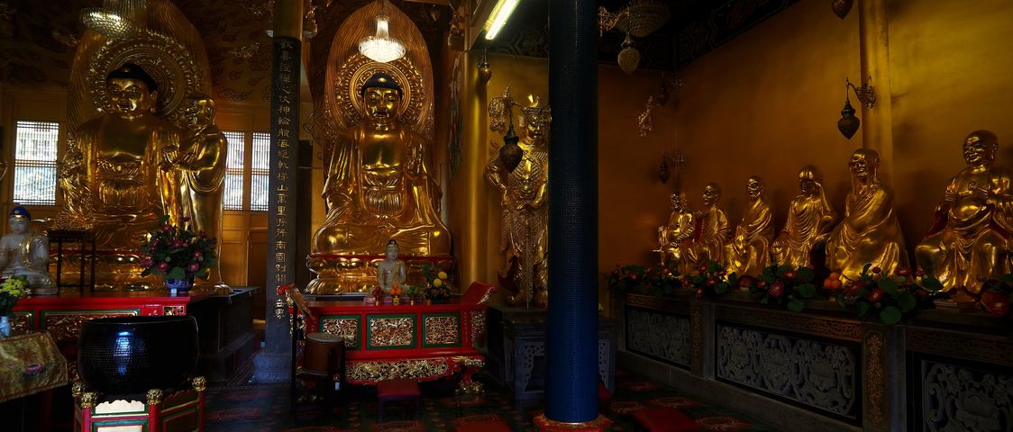 Multiples statues dorées de Bouddha dans le temple Kek Lok Si à George Town.
Altitude : 57 mètres