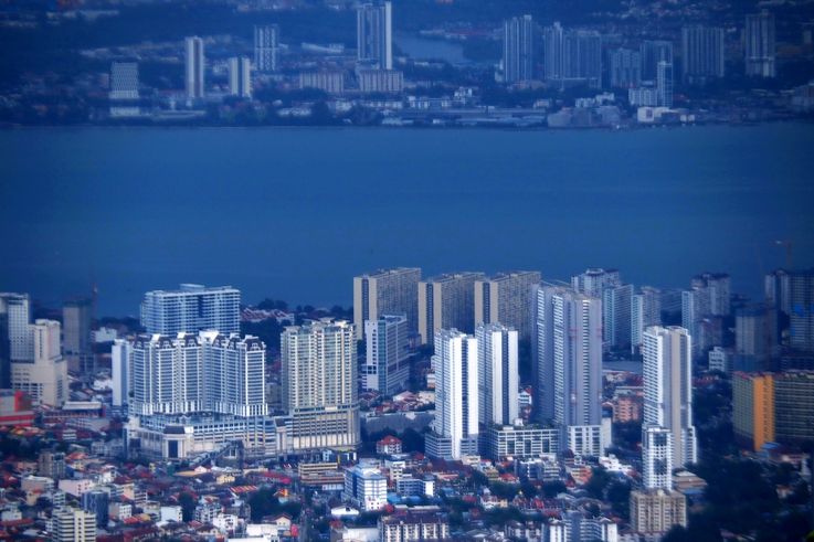 Vue urbaine de George Town, Pulau Pinang, avec le détroit de Penang, depuis Bukit Bendera.
Altitude : 711 mètres