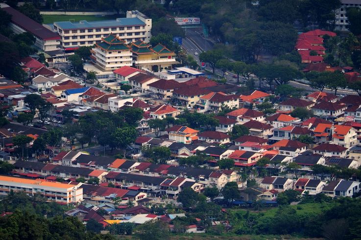 Vue sur George Town incluant le temple Kek Lok Si, depuis Bukit Bendera.
Altitude : 710 mètres