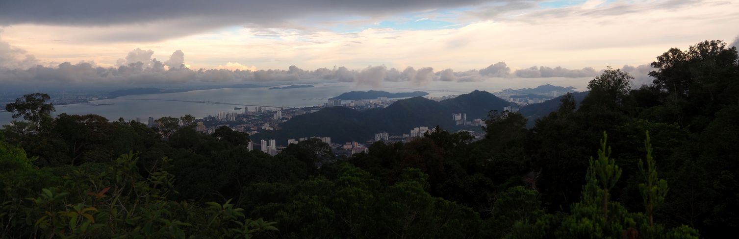 Vue de George Town et du pont de Penang depuis Bukit Bendera.
Altitude : 764 mètres