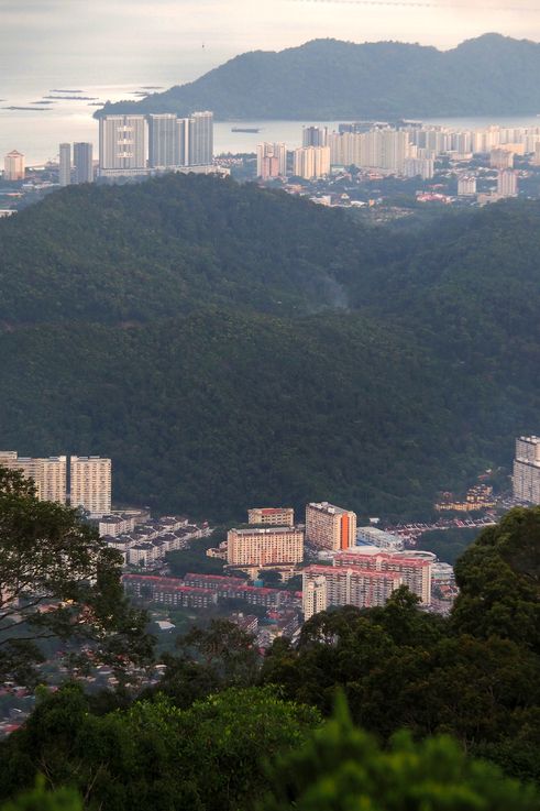 Paysage urbain de George Town, Pulau Pinang, depuis Bukit Bendera.
Altitude : 763 mètres