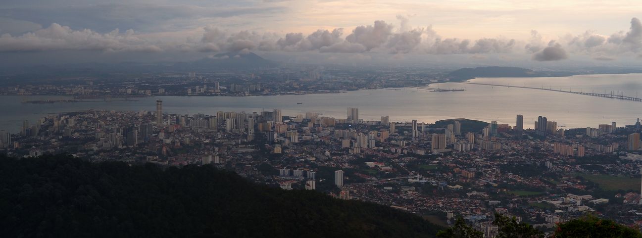 Vue de George Town et du Pont de Penang depuis Bukit Bendera, Pulau Pinang.
Altitude : 715 mètres
