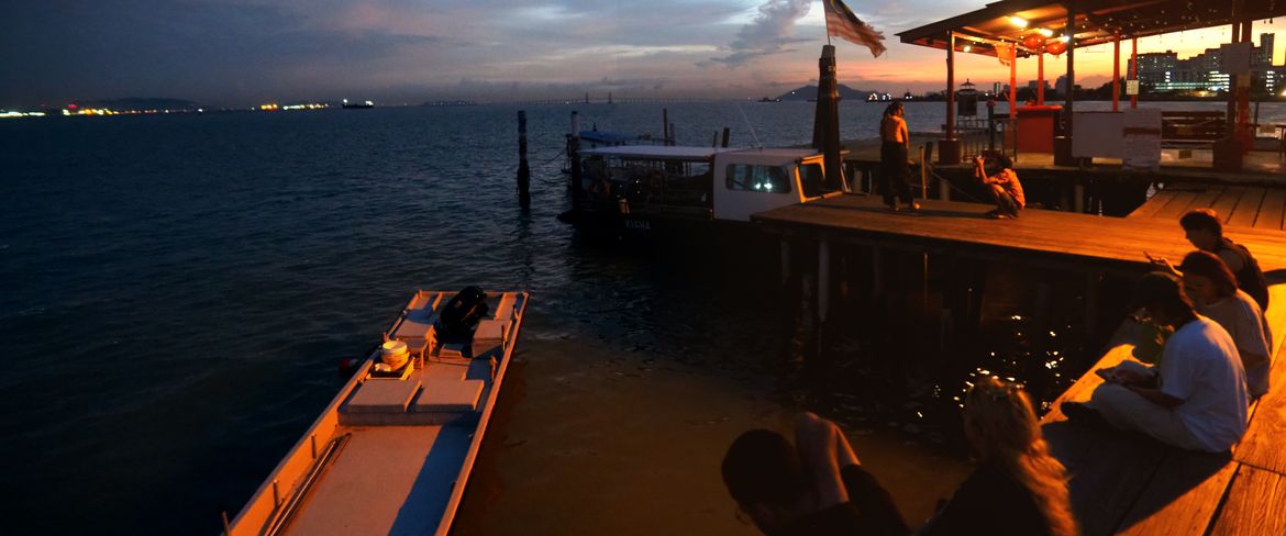Le Chew Jetty à George Town, Penang, au crépuscule, avec bateaux et gens.
Altitude : 25 mètres