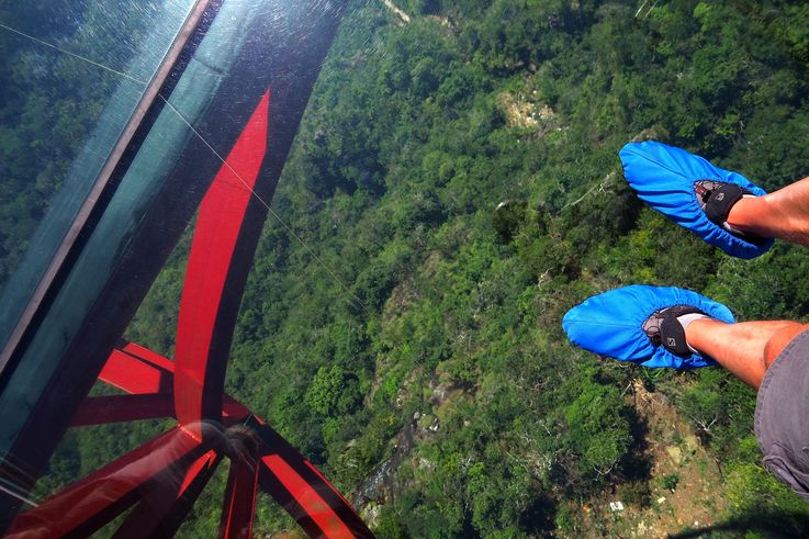 Pieds sur le plancher de verre de l'Eagle Nest Skywalk, Langkawi Sky Bridge.
Altitude : 633 mètres