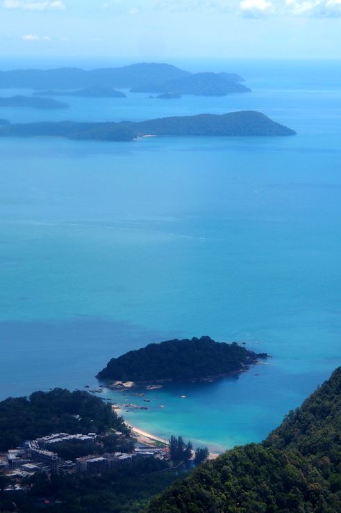 Vue sur les îles et la mer depuis la station intermédiaire du Langkawi SkyCab.
Altitude : 626 mètres