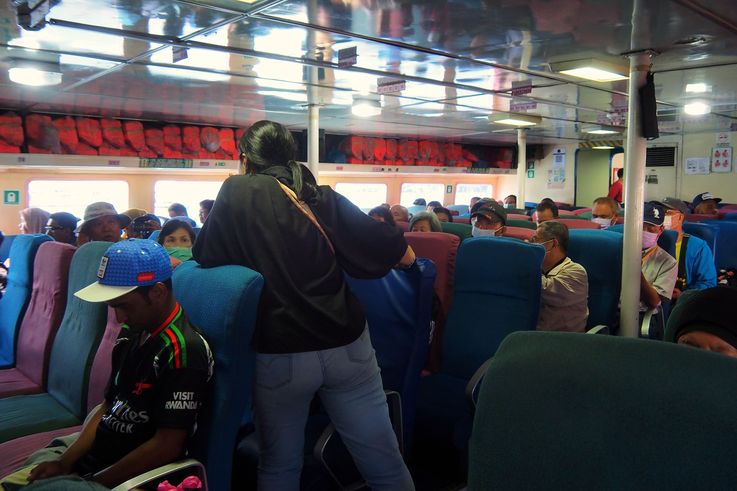 Intérieur d'un ferry avec passagers, à Kuah, Langkawi.
Altitude : 20 mètres