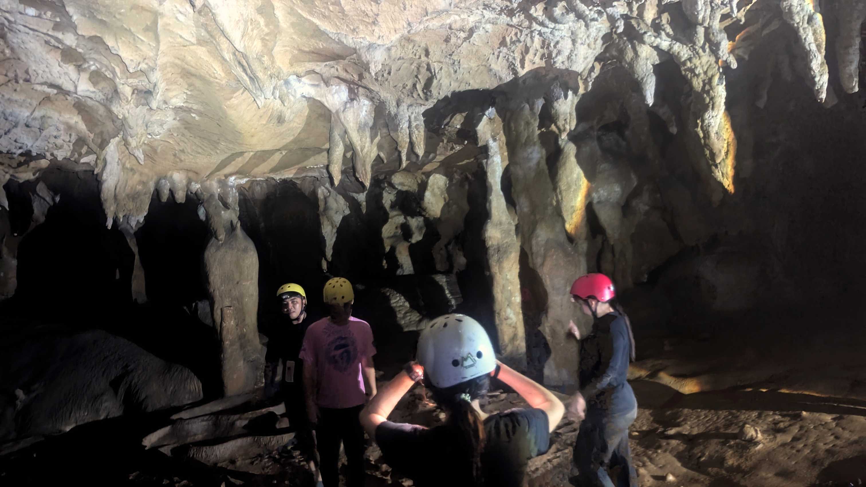Visiteurs avec casques dans la grotte de Gua Tempurung à Kampar, parmi les stalactites.
Altitude : 67 mètres