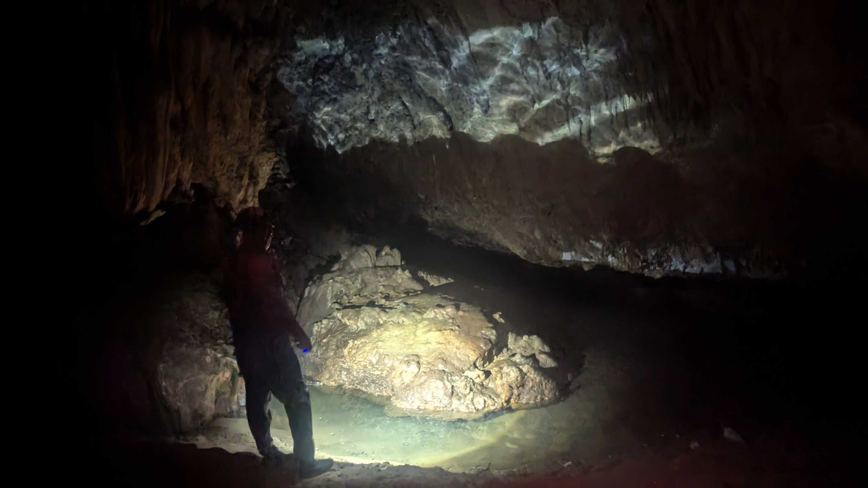 Gua Tempurung, grotte calcaire avec plan d'eau souterrain et formations rocheuses.
Altitude : 86 mètres