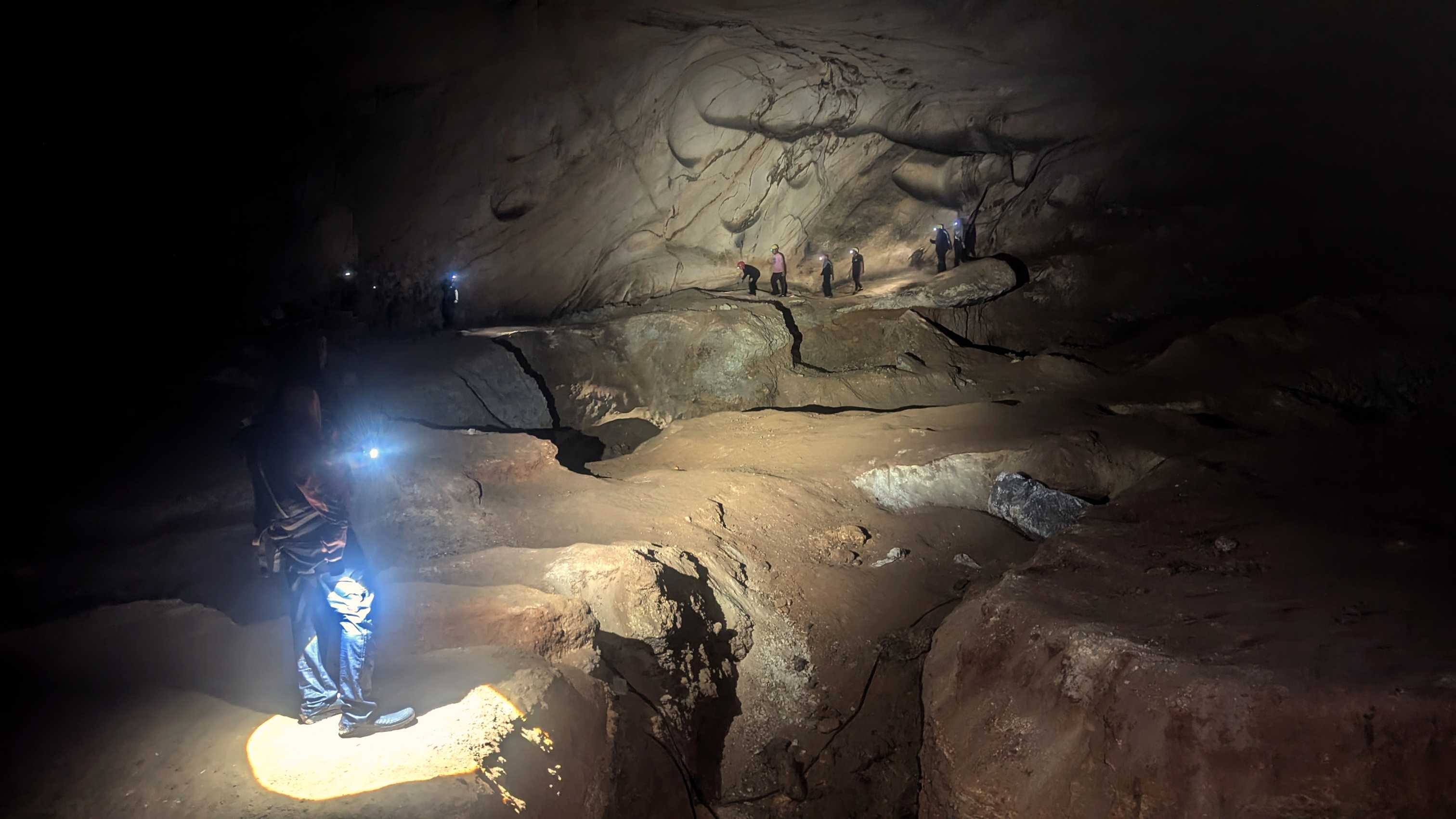 Visiteurs dans la grotte Gua Tempurung, Kampar, Perak.
Altitude : 86 mètres