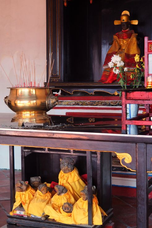 Statue de divinité, chiens Fu et encens au temple Cheng Hoon Teng de Melaka.
Altitude : 5 mètres