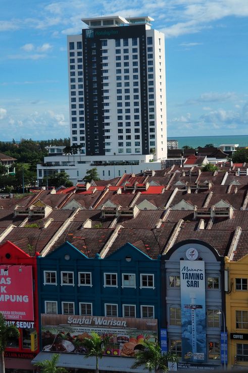 Paysage urbain de Melaka avec l'hôtel Holiday Inn et la Menara Taming Sari.
Altitude : 37 mètres
