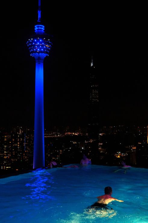 Piscine et vue nocturne sur la Menara Kuala Lumpur, quartier de Kampung Cendana.
Altitude : 216 mètres