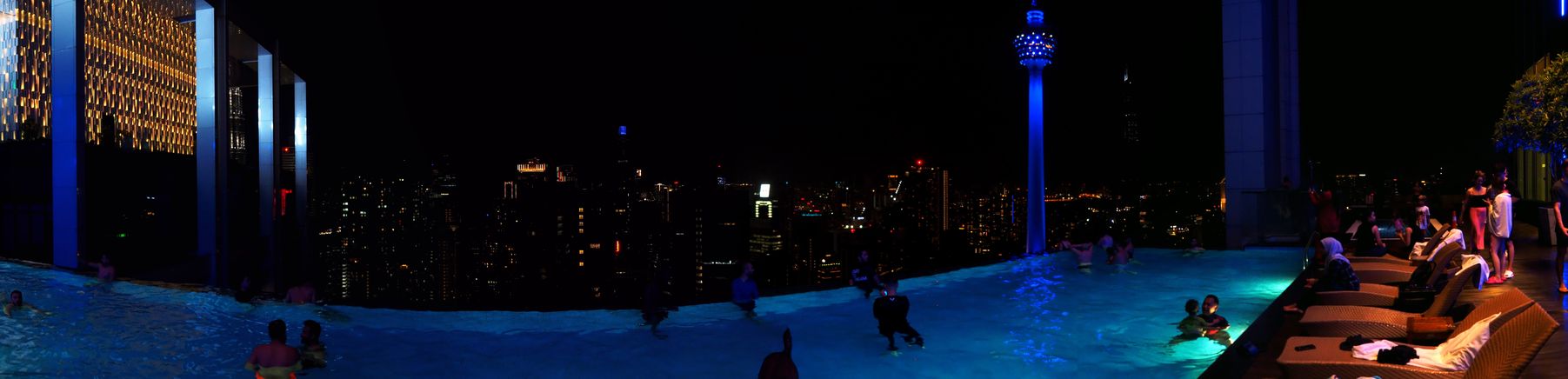 Piscine à débordement sur le toit de The Face Suites, Kuala Lumpur, vue sur la tour KL la nuit.
Altitude : 216 mètres