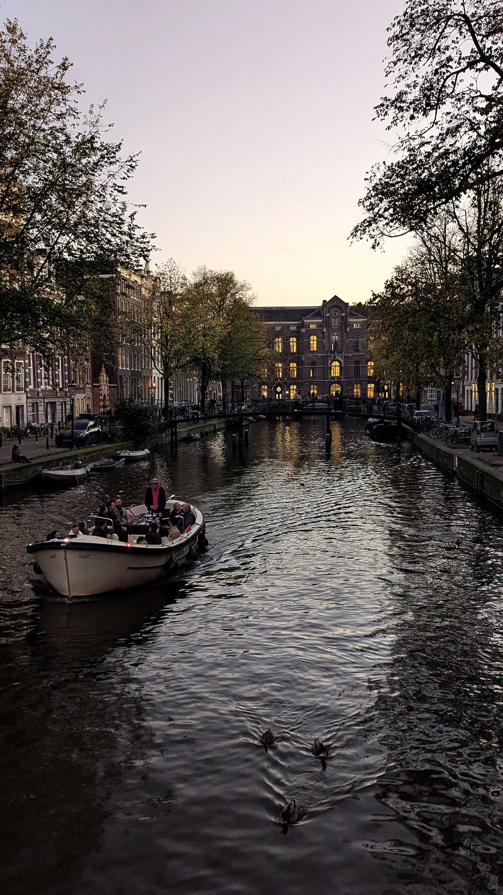 Bateau sur un canal d'Amsterdam, avec la Lommertbrug dans le quartier Burgwallen Oude Zijde.
Altitude : 45 mètres