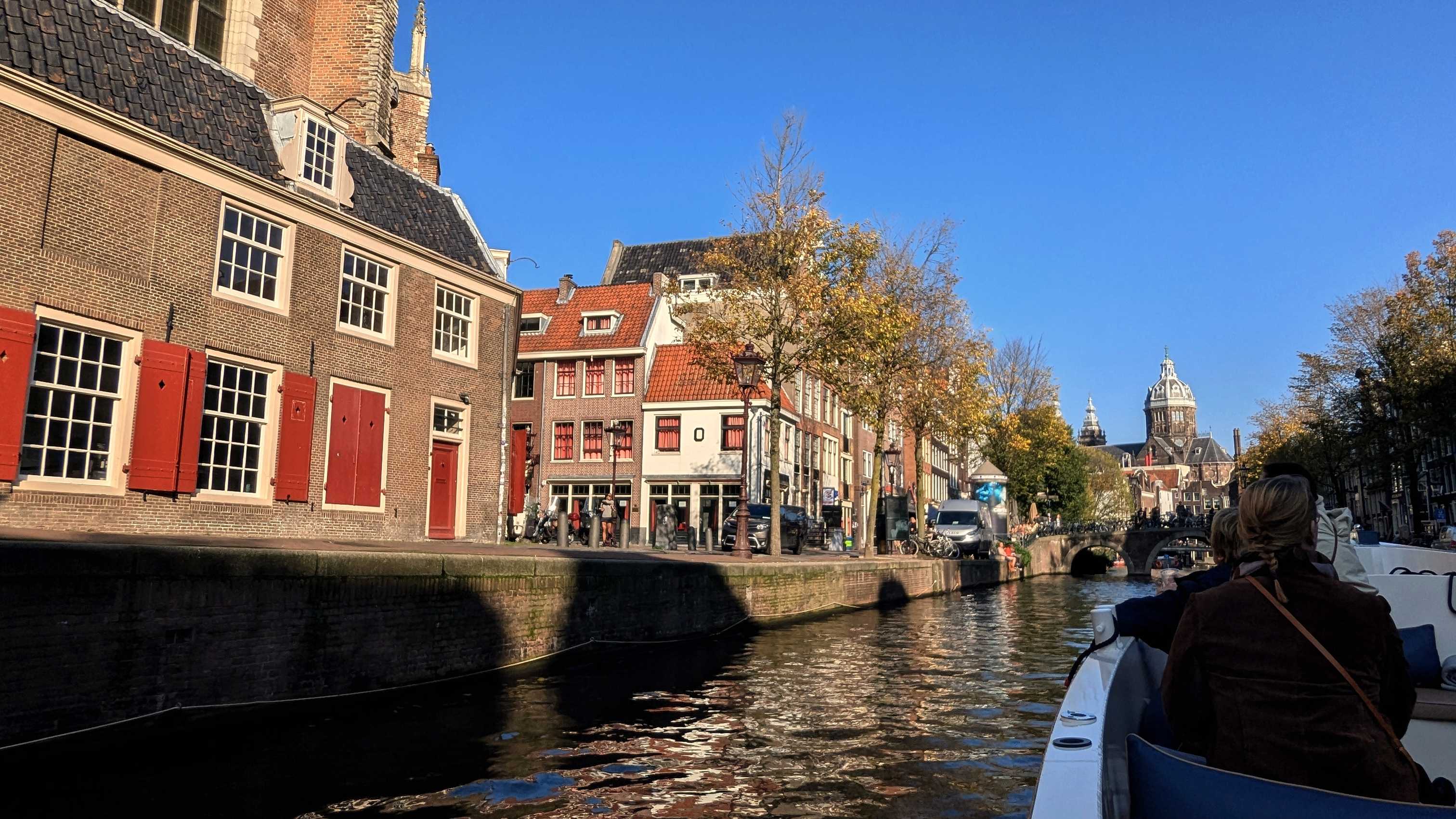 Basilique Saint-Nicolas et maisons au bord d'un canal dans le quartier De Wallen à Amsterdam.
Altitude : 45 mètres