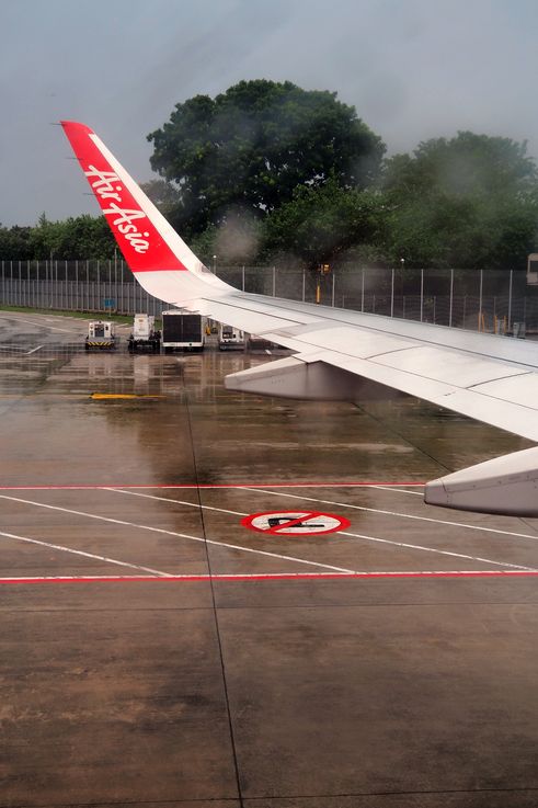 Aile d'avion Air Asia à l'aéroport de Changi, secteur de Tanah Merah.
Altitude : 100 mètres