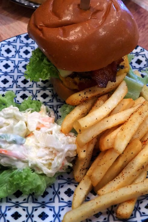 Burger, frites et coleslaw au restaurant Harry's à Dempsey Hill.
Altitude : 41 mètres